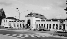 "Nowy Sącz", budynek dworca od strony podjazdu, 27.06.1992. Fot. J....